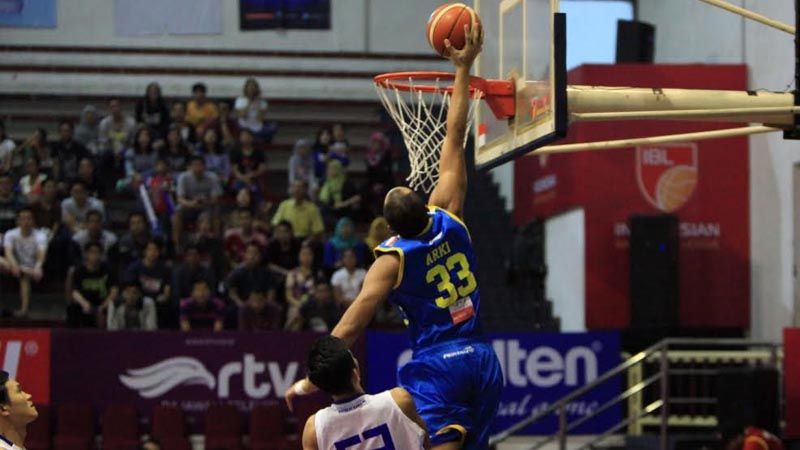 Aksi Slam dunk Arki Wisnu di menit pertama kuarter pertama Copyright: &copy; ibl
